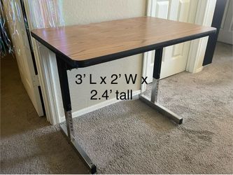 Adjustable desk table