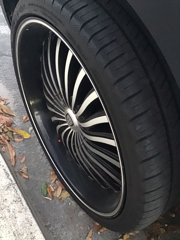 22 inch rims with tires/ best offer 600 for Sale in Lake Worth, FL