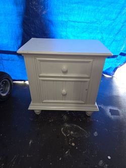 White Wood 2-Drawer Nightstand / Bedside Table ⚪