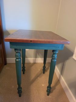 Farmhouse Accent Table with Turned Legs – Solid Wood