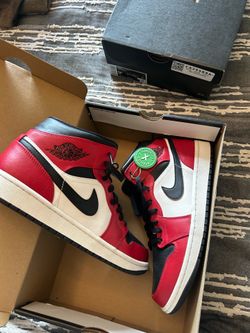 Jordan 1 Chicagos mid