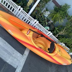 Pelican Kayak 9 Ft Lenght Come With Back Rest. And Paddle      Ready For   Sumner Fun 
