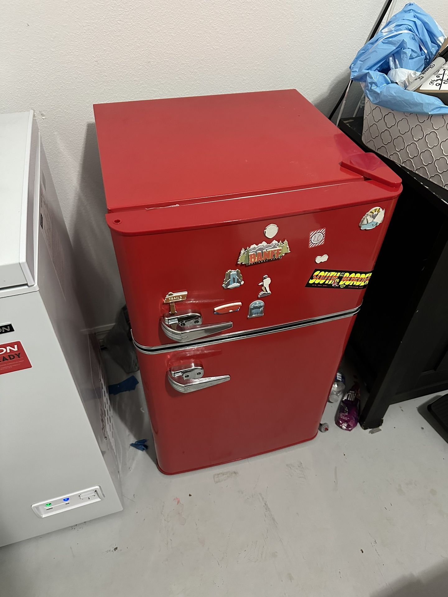 Insignias Retro 3.1 cu. Mini Fridge with Too Freezer and Energy Star Certification-RED