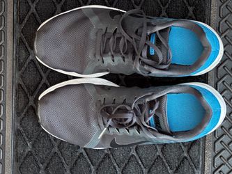 Nike Men’s shows US Size 9