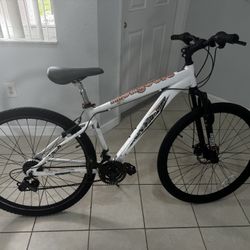 Mongoose Mountain Bicycle . Rim 29” With Suspension. Need Adjust The Gears And Change the back tire