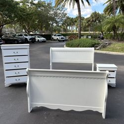 Beautiful Bedroom Set Full Size Solid Wood White Color  In Excellent Condition by Global Furniture 