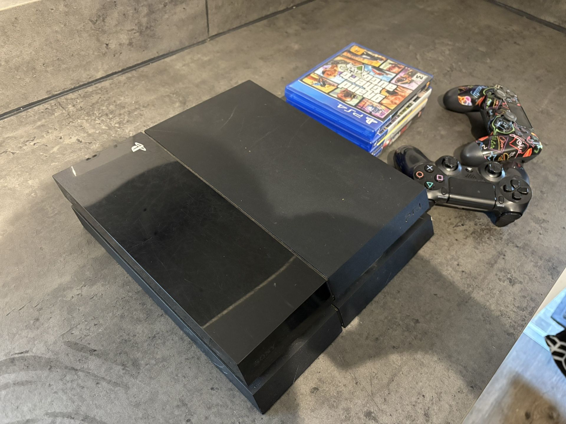 PS4 Slim 500 GB With 2 Controllers And Games