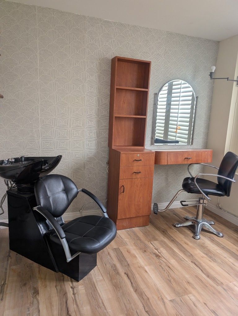 Cosmetologist/ Hairstyle/ Barber