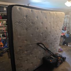 2 Mattress king and queen FREE