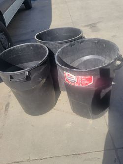 3 Roughnech Rubbermaid  32 gallon Trash can
