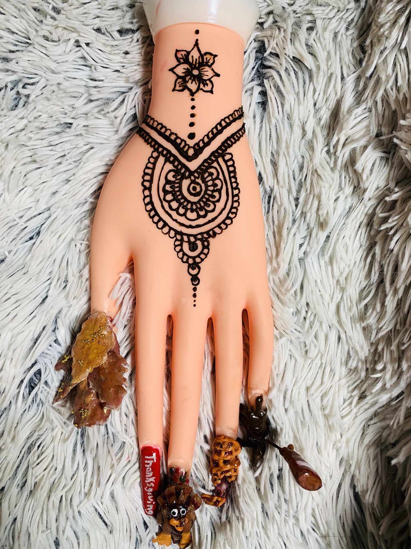Henna on hand nails by @ameyatzin_beauty