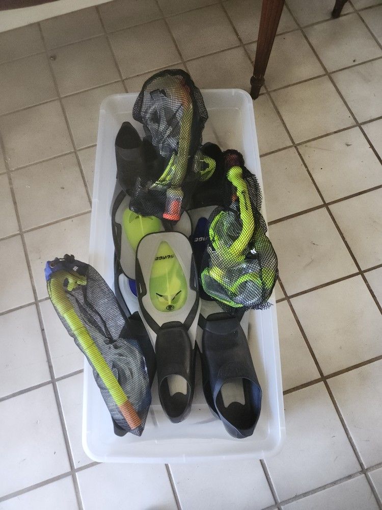 4 Sets Of Snorkel' Masks And Flippers