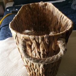 Oval wicker laundry basket with 2 handles 