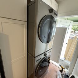 LG stackable Or Detachable Gas Washer/Dryer