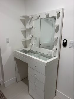 Makeup vanity