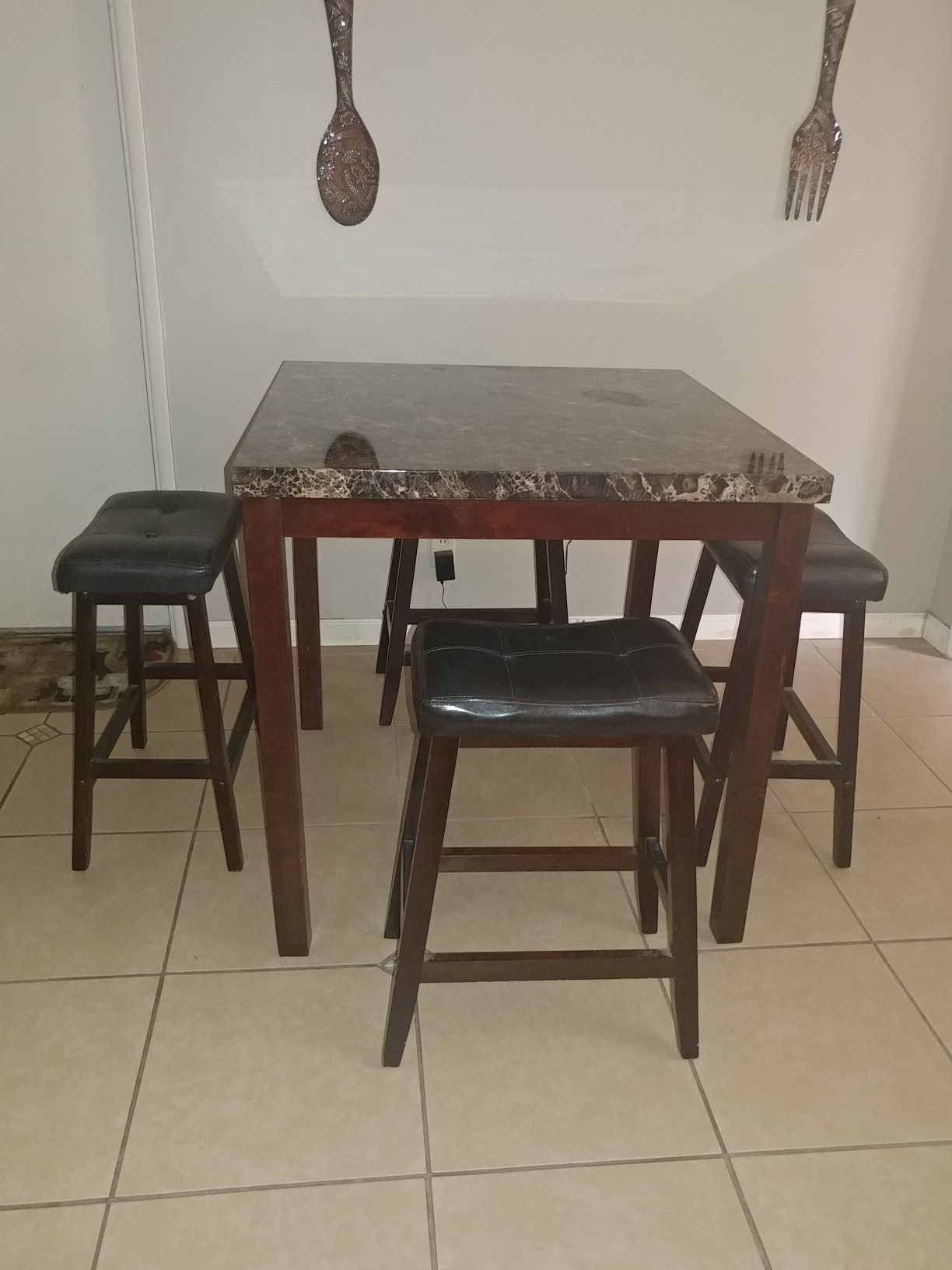 Dining/kitchen table w/4 stools