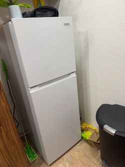 NEED GONE THIS WEEKEND - NEWER FRIDGE IN GREAT CONDITION