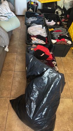 Me urge vender toda esta ropa si alguien está interesada mandar mensaje