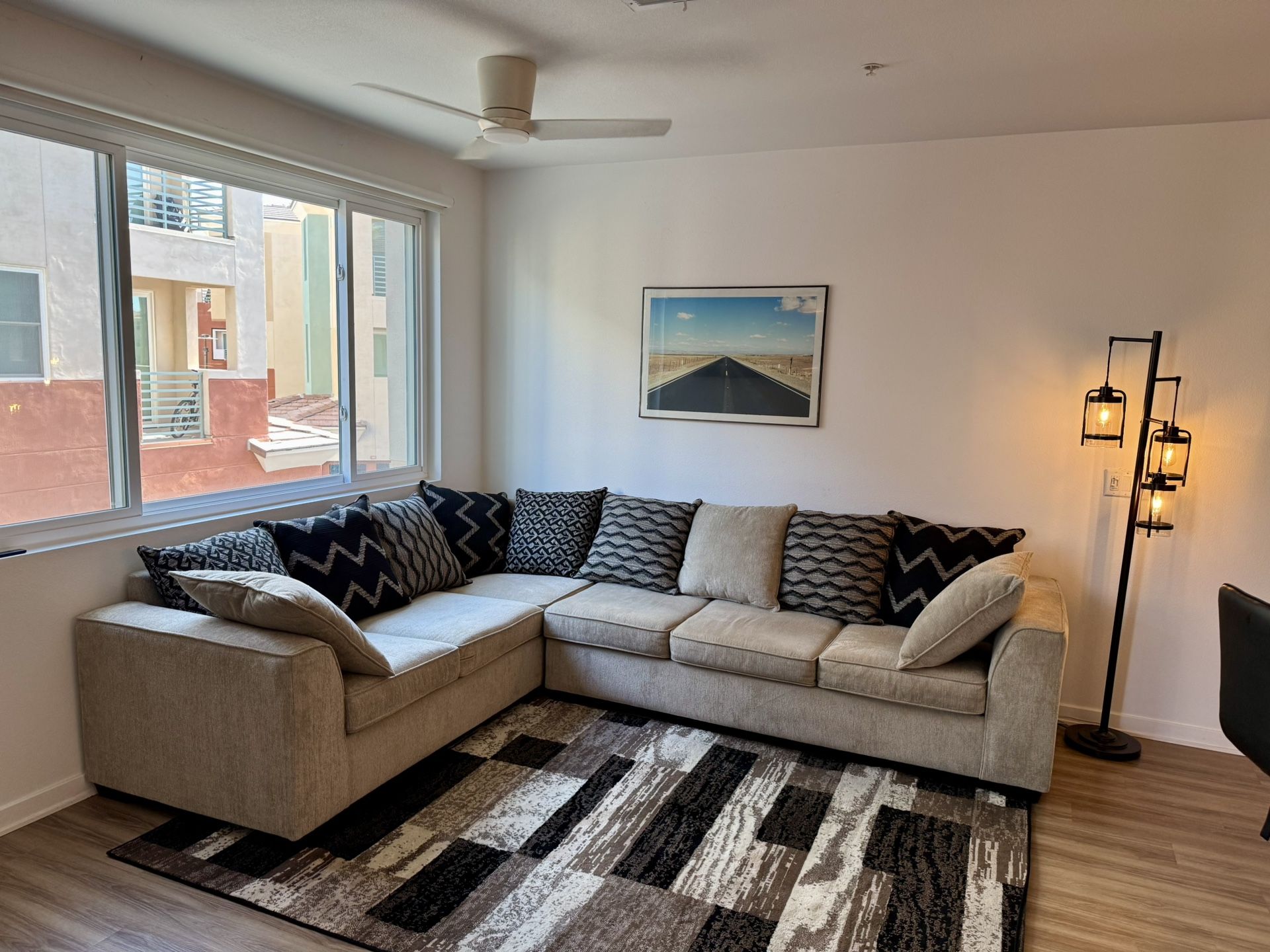 Modern Sectional Couch – Excellent Condition, Like New!