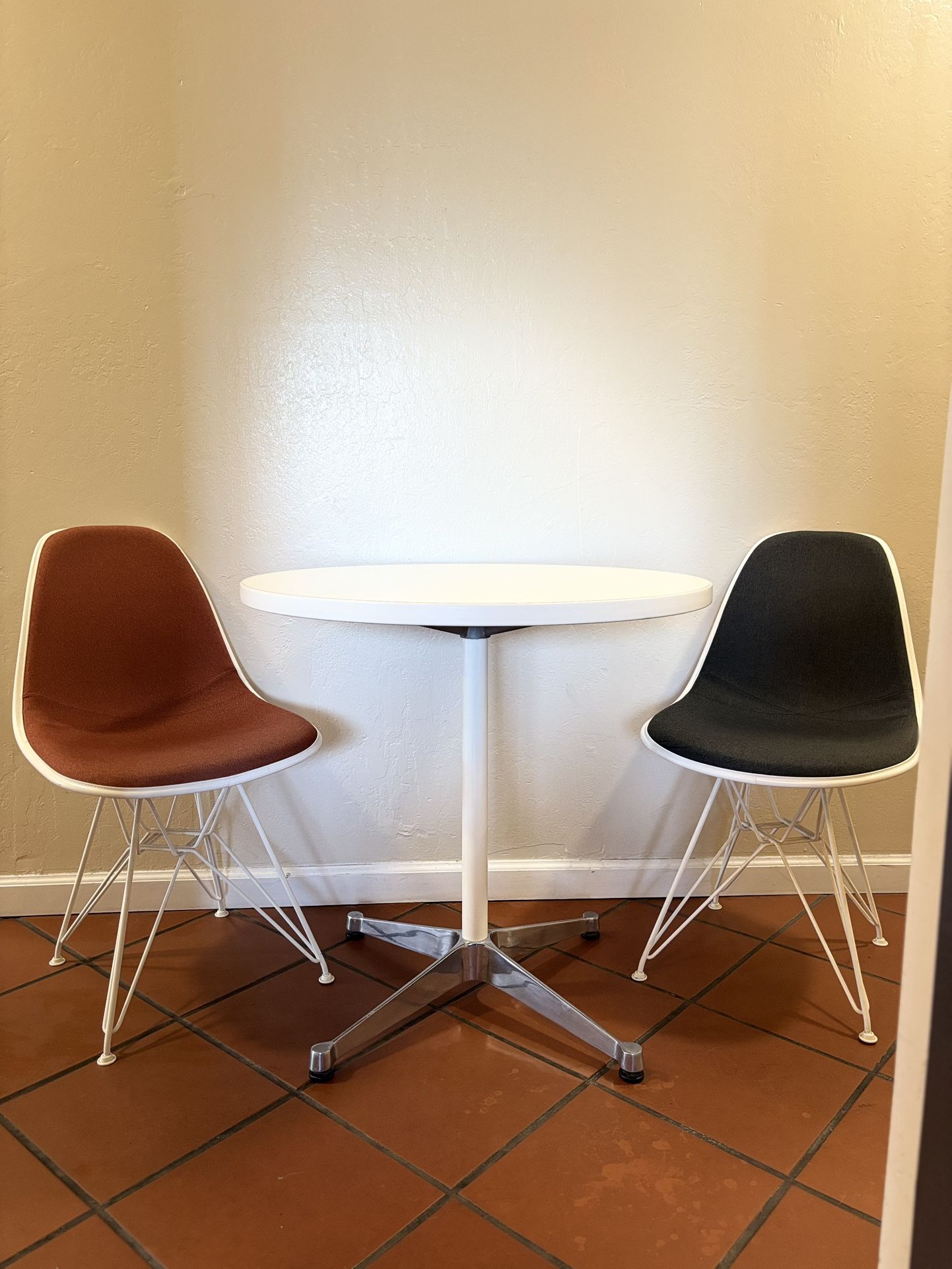⚪️ Eames Table 30 Diameter ⚪️