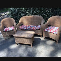 BEAUTIFUL FULL INDOOR/OUTDOOR WEATHER RESISTANT WICKER PATIO SET WITH COMFY CUSHIONS 🌸 IN “GREAT CONDITION “!!!