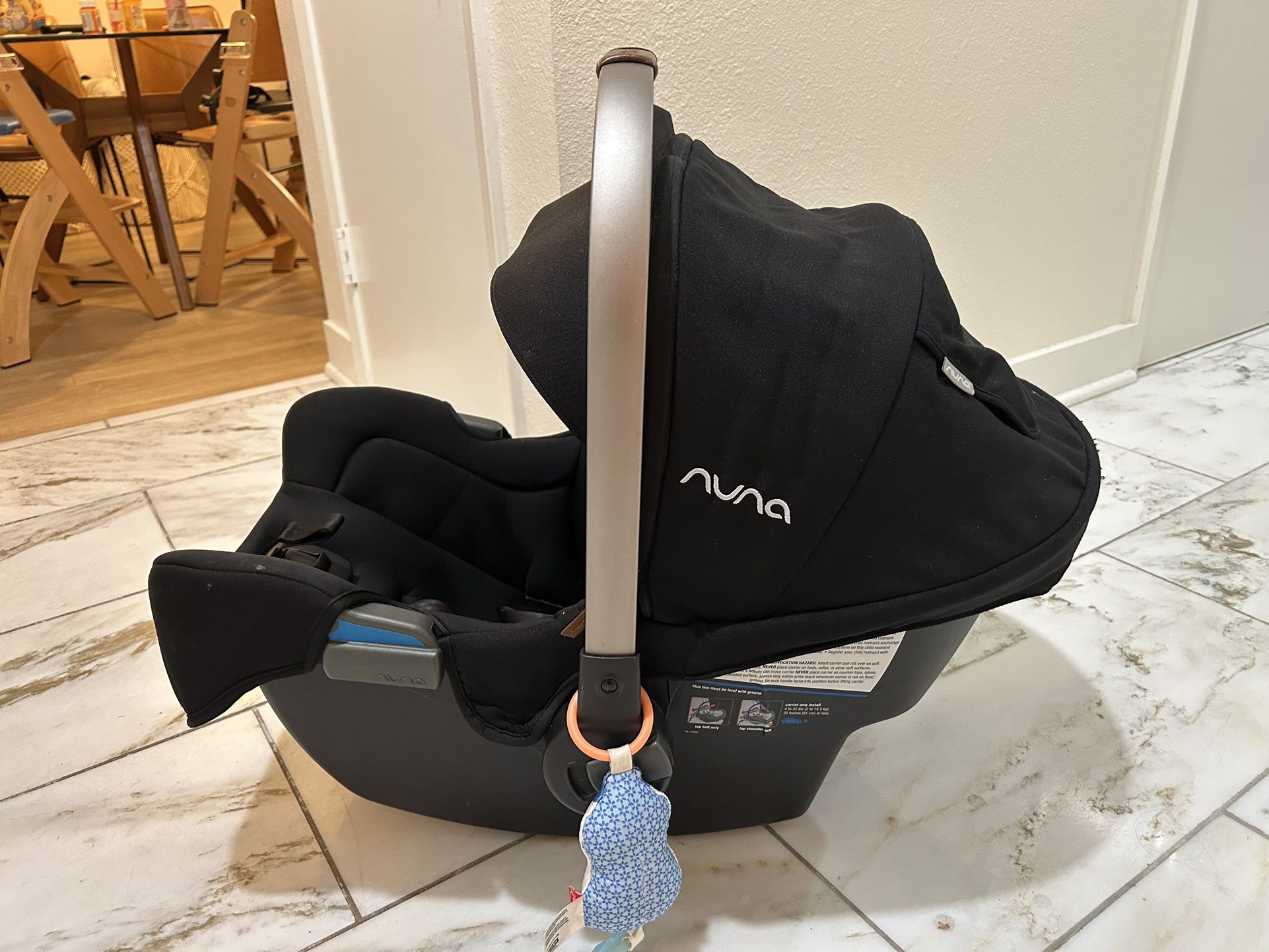 Nuna Pipa Car seat And Base