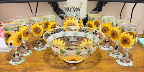 Brand New / Pristine 10-Piece Hand-Painted Sunflower Glassware Set 🌻.