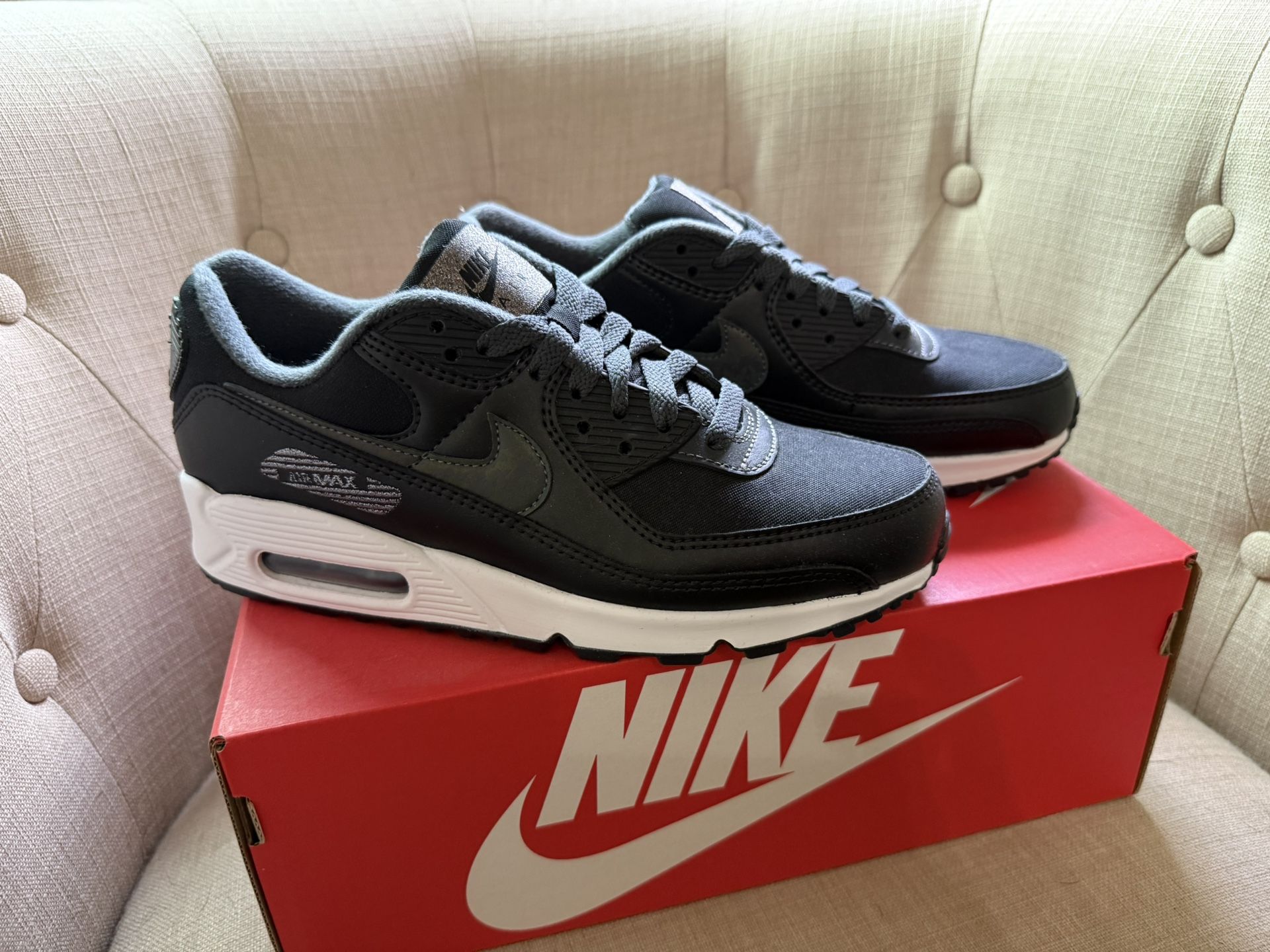 Women’s Nike Airmax Size 8.5 New In Box