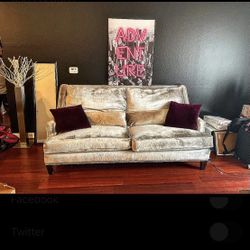 Luxury beige Couch Including Pillows