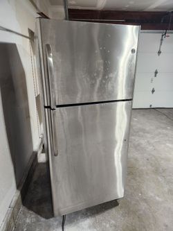 GE Stainless Steel Top-Freezer Refrigerator