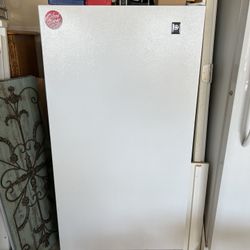 GE   UPRIGHT FREEZER 