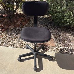 Clean desk chair top back is cracked but still clean and a good working chair