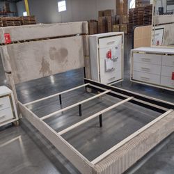 New 4-Piece Queen Bedroom Set With Queen Bed Frame Dresser Mirror And Night Stand On Sale Now Don't Miss