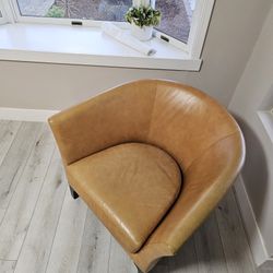 West Elm Leather Chair Excellent Condition 