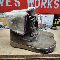 Keen Women's Snowmass
Waterproof Low Boots in brown leather with a faux shearling lining. 