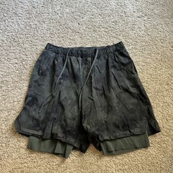 Men’s Lululemon Shorts w/ compression 