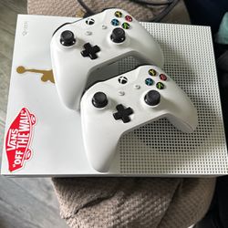 Xbox 1 With Controllers