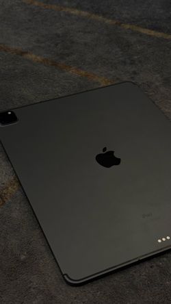Apple iPad Pro 12.9” 5th Gen 128GB, Cellular + WiFi) -  Mint Condition