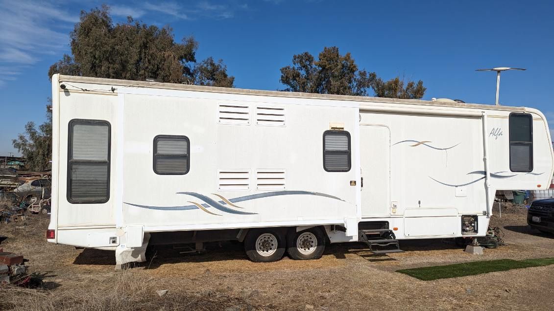 2004 Alfa 5th Wheel 