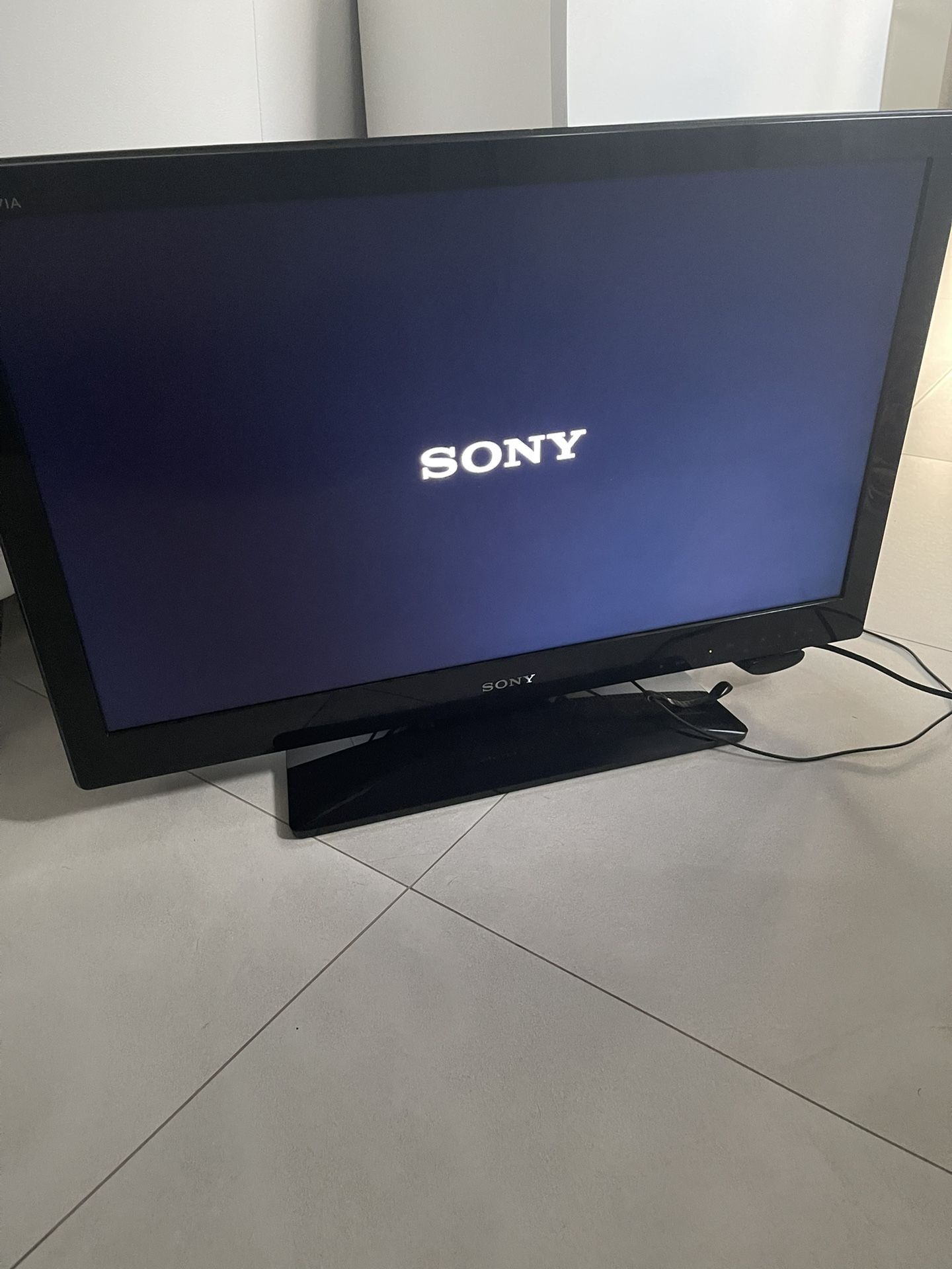 Sony KDL-32BX330 32" LCD HDTV With 2 Remotes. Roku. In Jupiter