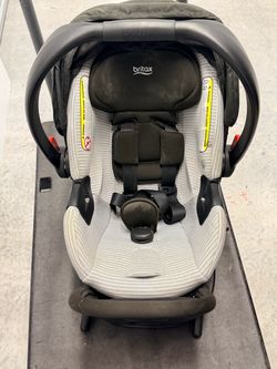 Britax infant car seat with 2 bases