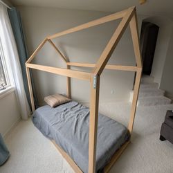 Pottery Barn Kids Camden House Bed (TWIN)