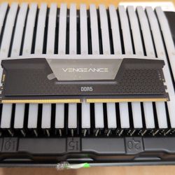 CORSAIR - VENGEANCE RGB 32GB (2x16GB) DDR5 5600 MHz C36 UDIMM Desktop Memory - Black

Move Out sale 