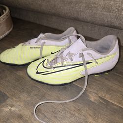 Nike Phantom Youth Soccer Cleats 