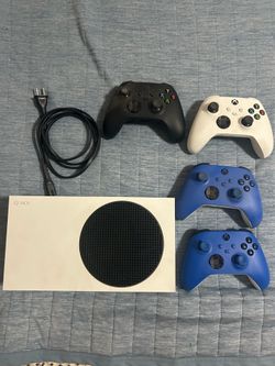 512GB Xbox Series S w/ Controllers