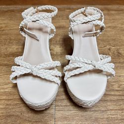 NWOT! Size 5.5 Woman’s Antonio Melani Lorainna Beige Heeled Sandals