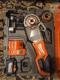 Milwaukee M18 FUEL ONE-KEY Pipe Threader Kit w/ Battery, Charger & Case