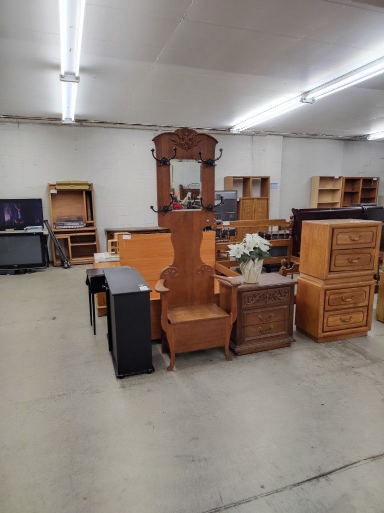 Vintage Entryway Seat With Hangers