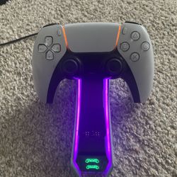 white Ps5 Controller Comes Wit Charging Stand