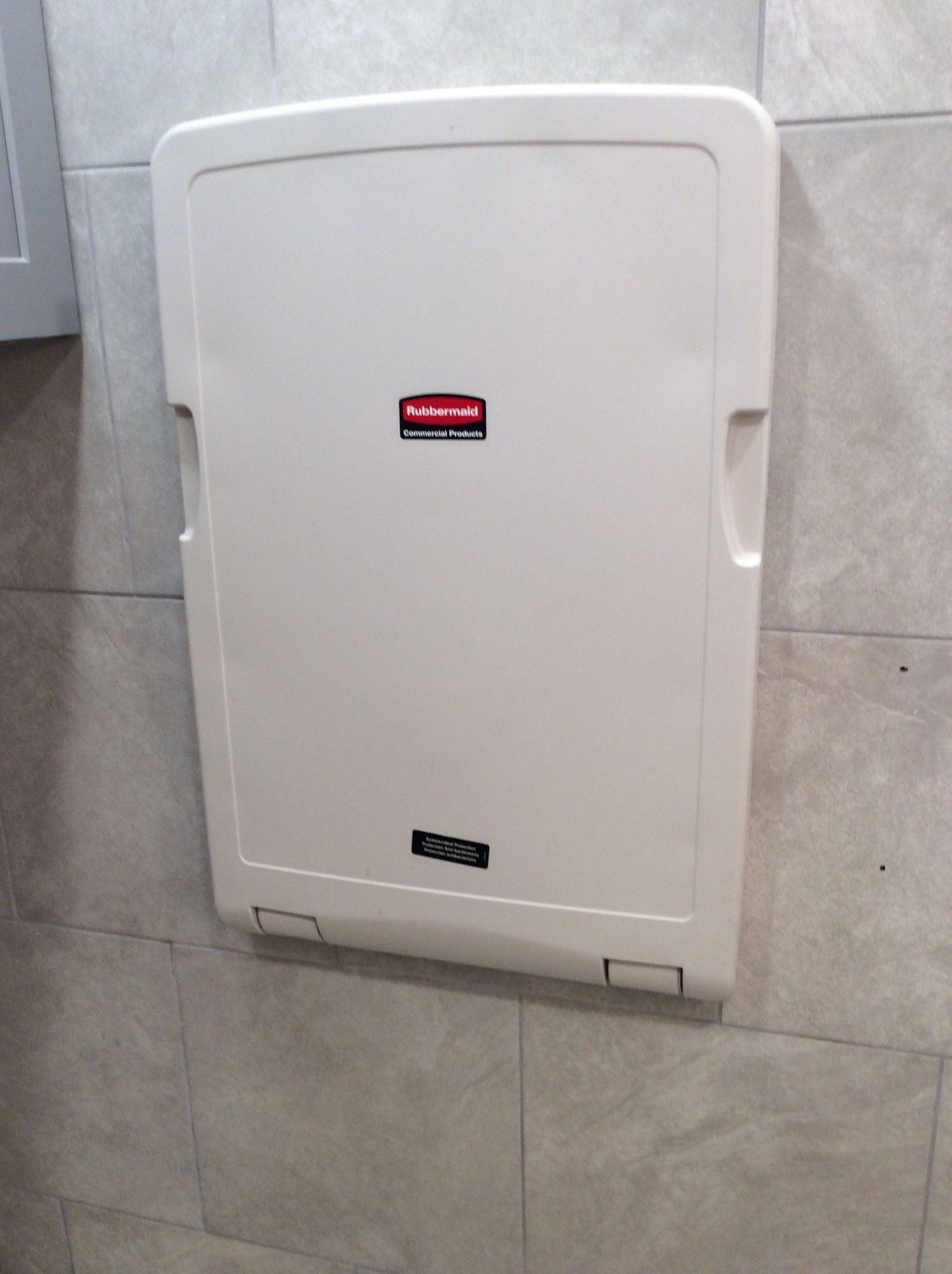 BABY CHANGING STATION VERTICAL  (RUBBERMAID)